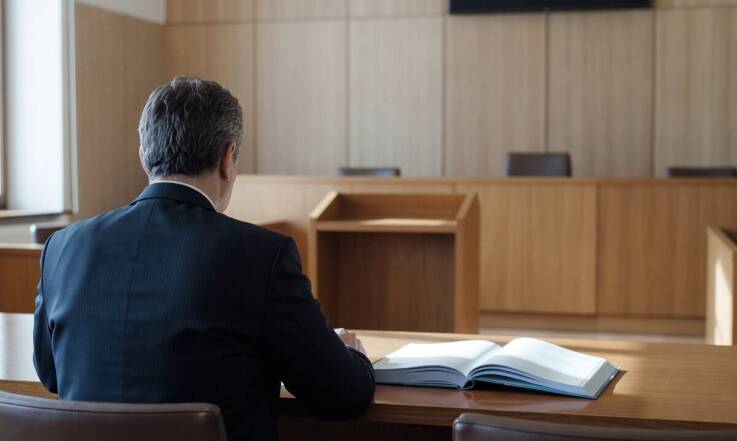 Jak przebiega rozprawa główna w procesie karnym — od aktu oskarżenia po mowy końcowe