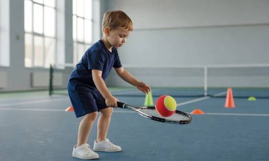 Dlaczego tenis dla 4–5-latka rozwija uwagę, koordynację i oswajanie zasad