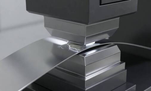 Jak parametry prasy i materiału wpływają na defekty oraz dokładność detali z blachy