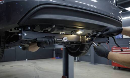 Co naprawdę dzieje się podczas montażu haka holowniczego z elektryką w warsztacie