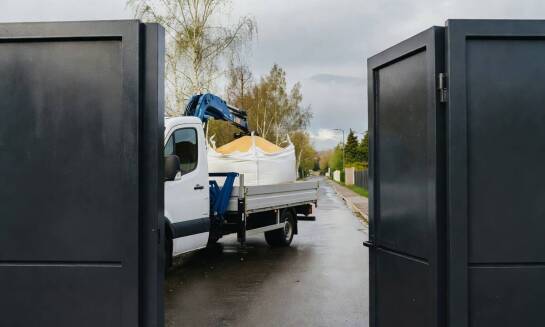 Jak lokalne warunki i dojazd wpływają na dostawę piasku w Łomiankach