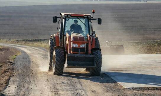 Jak wielkopolskie warunki zmieniają pracę Kuboty między gospodarstwem a zielenią