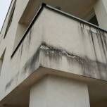 Jak rozpoznać, które zabrudzenia na elewacji w Gdyni pochodzą z portu i ruchu ulicznego
