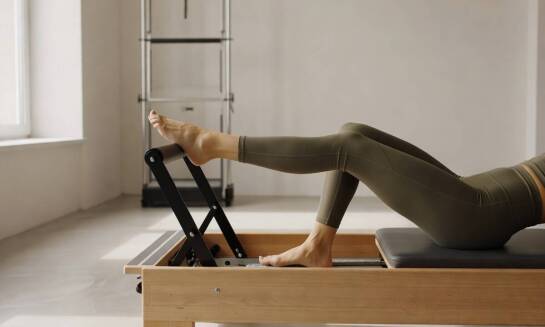 Jak maszyny pilates pomagają zauważyć asymetrię i kompensacje w ciele