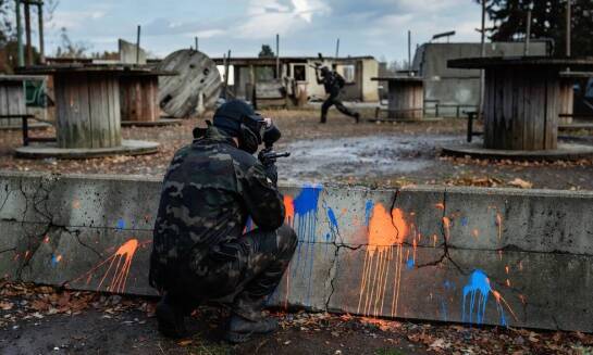 Dlaczego las, ruiny i otwarta arena dają zupełnie inny paintball podczas kawalerskiej gry