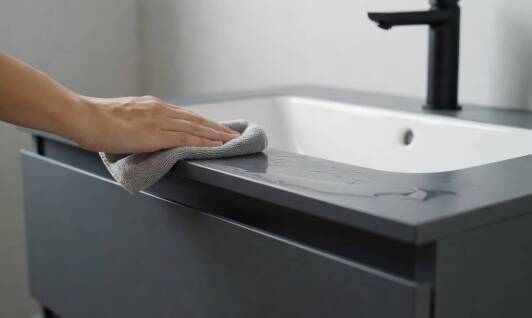 Jakie materiały meblowe lepiej znoszą wilgoć i częste czyszczenie w domu