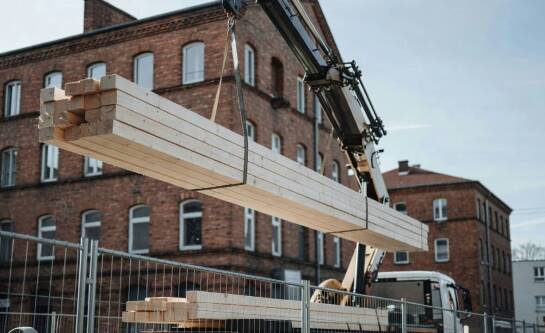 Jak zaplanować dostawę długich elementów drewna na ciasny plac budowy w Gliwicach