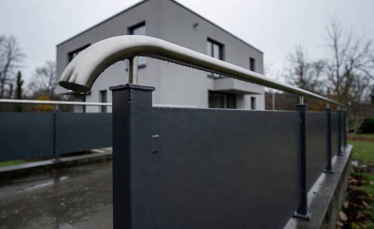 Stal nierdzewna czy malowana proszkowo — kiedy każda balustrada lepiej znosi warunki zewnętrzne
