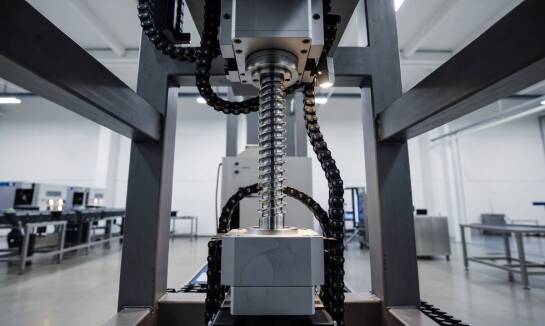 Samohamowność śrubowego siłownika elektrycznego — co dzieje się z osią po zaniku zasilania