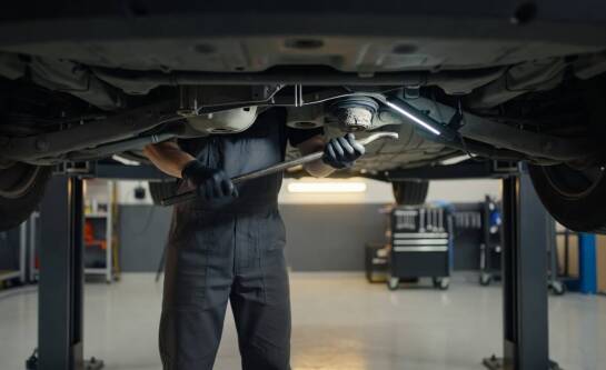 Jak mechanik rozdziela kilka pozornych objawów na jedno źródło awarii