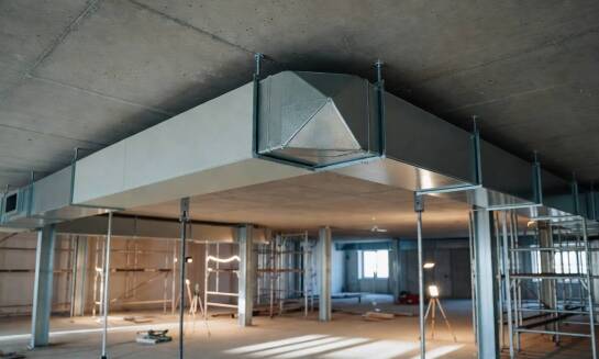 Dlaczego geometria kanału stalowego decyduje o wyborze ogniochronnej zabudowy z płytą aluminiową