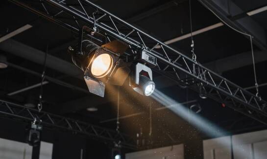 LED kontra klasyczne lampy — praktyczne skutki wyboru oświetlenia eventowego