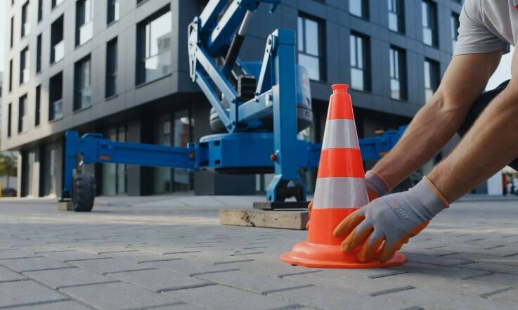 Uprawnienia UDT i BHP przy pracy na podnośniku — co trzeba ustalić przed startem