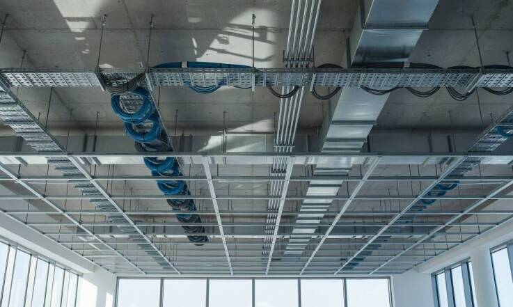 Planowanie infrastruktury teletechnicznej w biurze podczas modernizacji, zanim zamkną się ściany i sufity