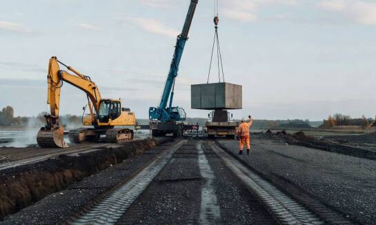 Jak ograniczyć przestoje przy wspólnej pracy dźwigu, koparki i transportu na budowie w Pułtusku