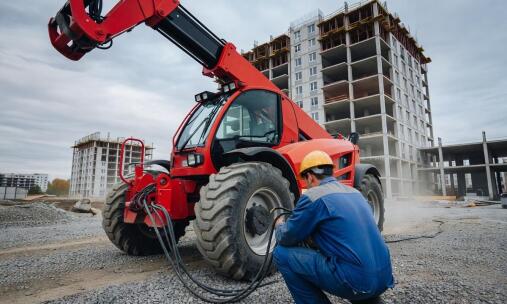 Jak serwis i przeglądy zmieniają całkowity koszt użytkowania ładowarki Manitou na budowie