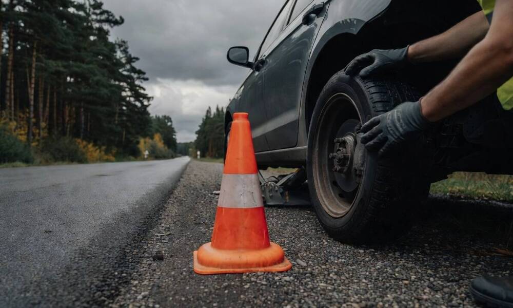 Co decyduje o bezpieczeństwie i tempie mobilnej wymiany opony na poboczu