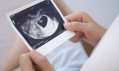 Jak USG przez powłoki brzuszne wyjaśnia objawy ginekologiczne u dziewczynek i nastolatek