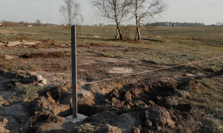 Jak przygotowanie gruntu decyduje o trwałości ogrodzenia panelowego na nierównym terenie