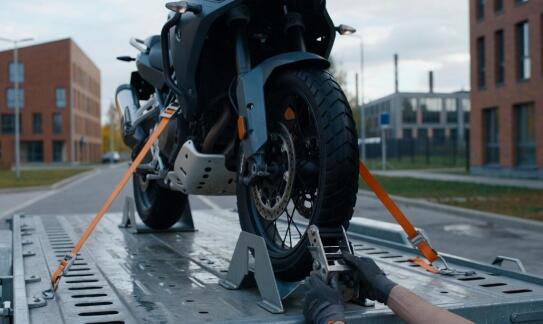 Jak bezpiecznie przewieźć motocykl do warsztatu, gdy nie nadaje się już do jazdy