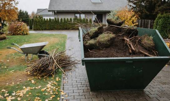 Porządki ogrodowe po sezonie — kiedy kontener na ziemię i odpady zielone ma sens w Skawinie