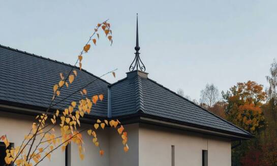 Jak kute ozdoby dachowe podkreślają linię dachu bez przytłaczania elewacji