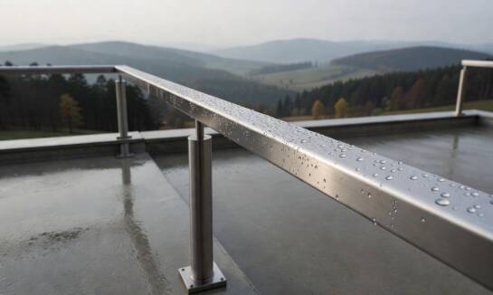 Stal nierdzewna czy aluminium? Co decyduje o trwałości balustrady w podkarpackich warunkach