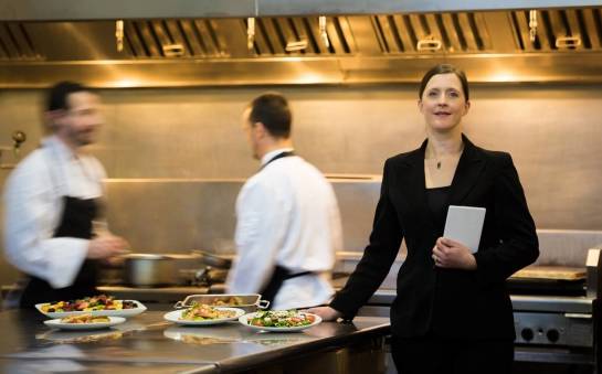 Jakie standardy powinny spełniać meble gastronomiczne?