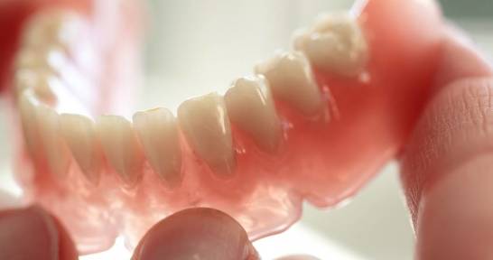 Rodzaje i zastosowanie protez zębowych