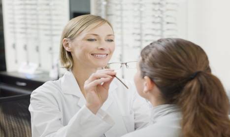Specjalista okulistyki, optometrii i optyki. Podobne nazwy, ale inne profesje