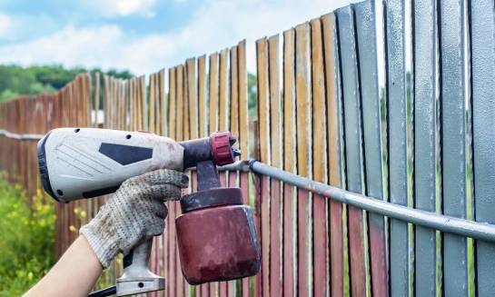 Dlaczego warto wykonywać lakierowanie ogrodzeń?