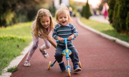 Jaki rowerek dla malucha wybrać: trójkołowy czy biegowy?