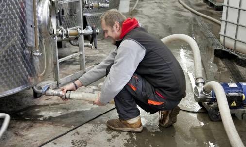 Z jakich materiałów mogą być wykonywane węże przemysłowe?