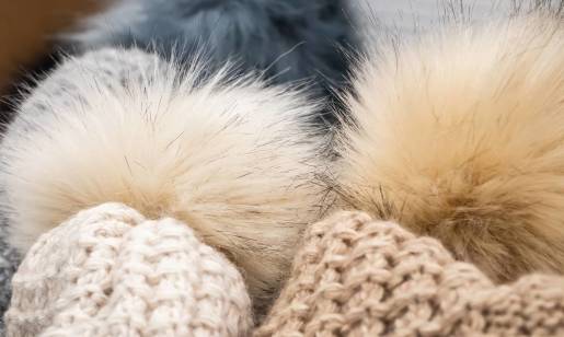 Pompony do czapek jako dodatek futrzarski