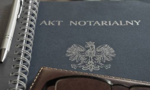 Jak długo notariusze przechowują podpisane akty notarialne i co się z nimi później dzieje?