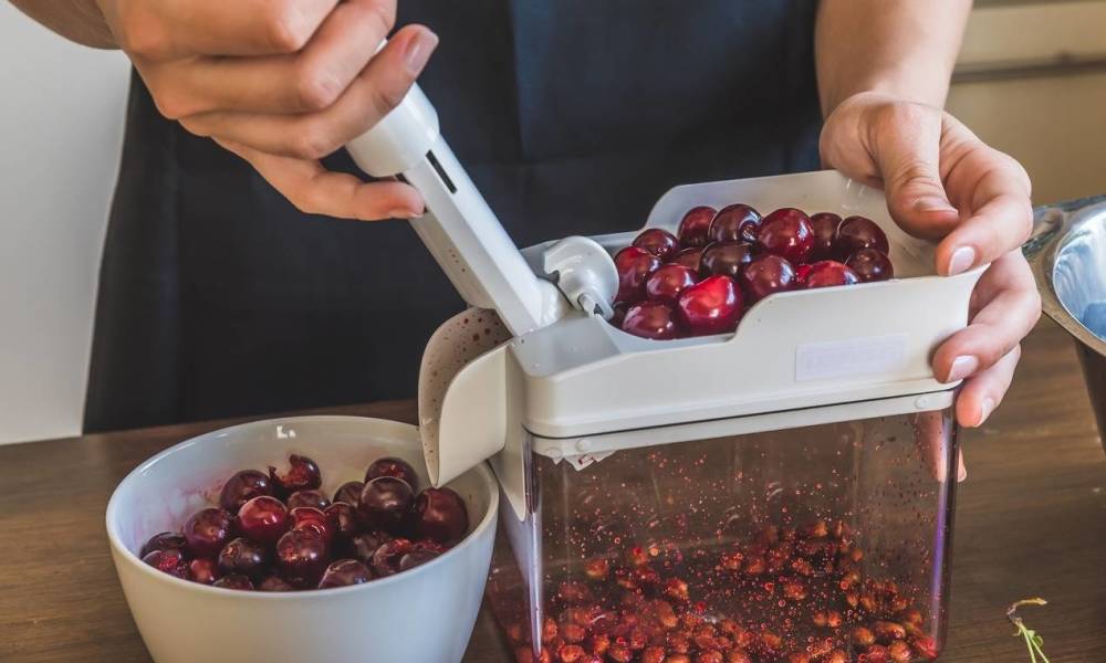 Obieraczki i drylownice - must have w kuchni w sezonie letnim