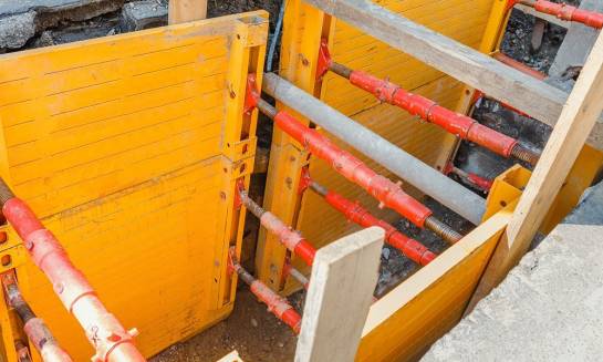 Na czym polega zabezpieczanie wykopów wąskoprzestrzennych?