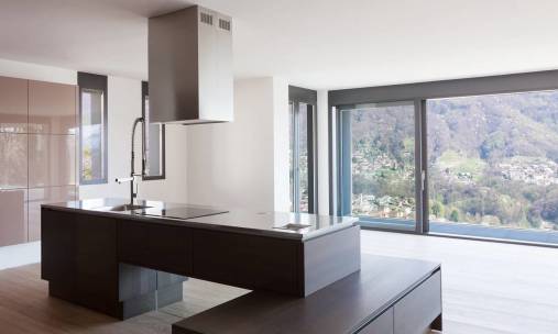 Dlaczego deweloperzy coraz częściej stawiają na duże powierzchnie szklane?