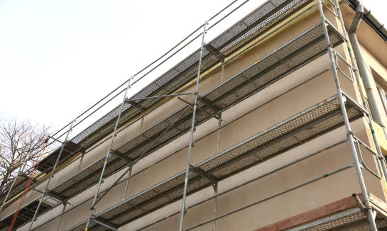 Jakie warunki powinny spełniać pomosty rusztowań?