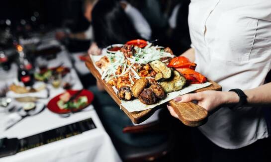 Jak wygląda obsługa cateringowa w trakcie przyjęcia?