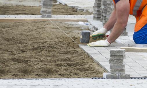 Maszyny niezbędne przy pracach brukarskich 