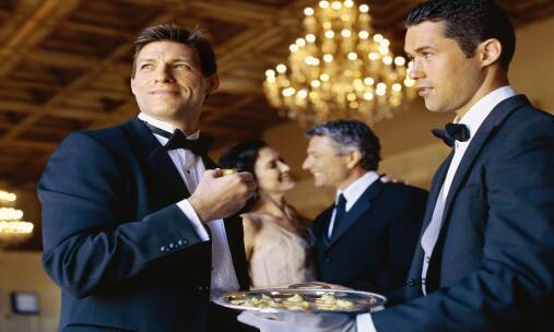 Catering na imprezie okolicznościowej. Zalety rozwiązania