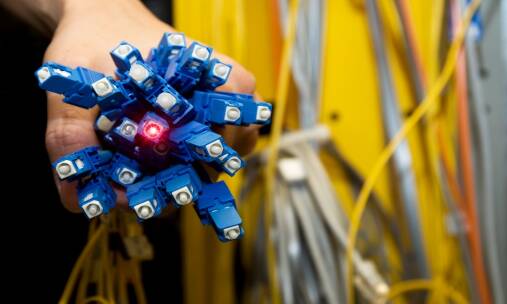 Jakie rodzaje instalacji bazują na światłowodach?