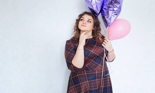 Najlepsze fasony sukienek dla kobiet o figurze typu jabłko