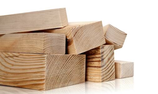 Czym charakteryzuje się dobre drewno konstrukcyjne?