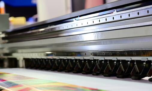 Technologia druku UV – jak działają drukarki UV?