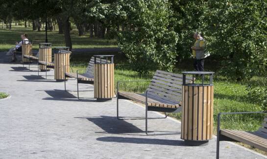 Charakterystyka elementów małej architektury miejskiej z pogrupowaniem na kosze, ławki i donice ze stali i betonu
