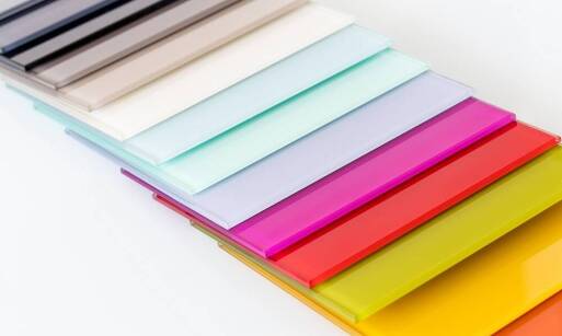 W jaki sposób barwi się szkło?