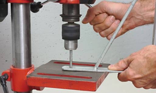 Jakie czynności można wykonać na wiertarce stołowej?