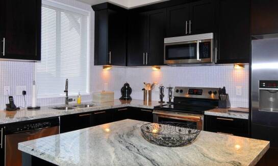 Jak dobrać blat do wystroju kuchni?